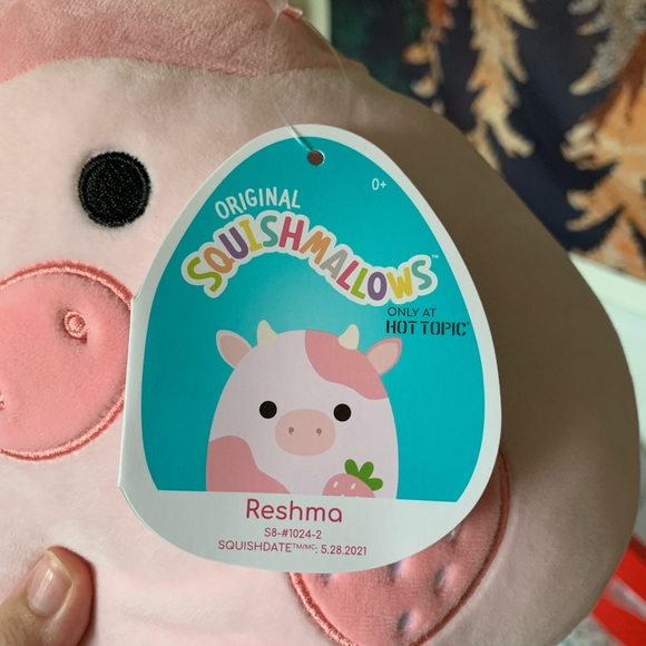 8" OG Reshma the strawberry cow Hot Topic Exclusive Squishmallow BNWT - Picture 2 of 3